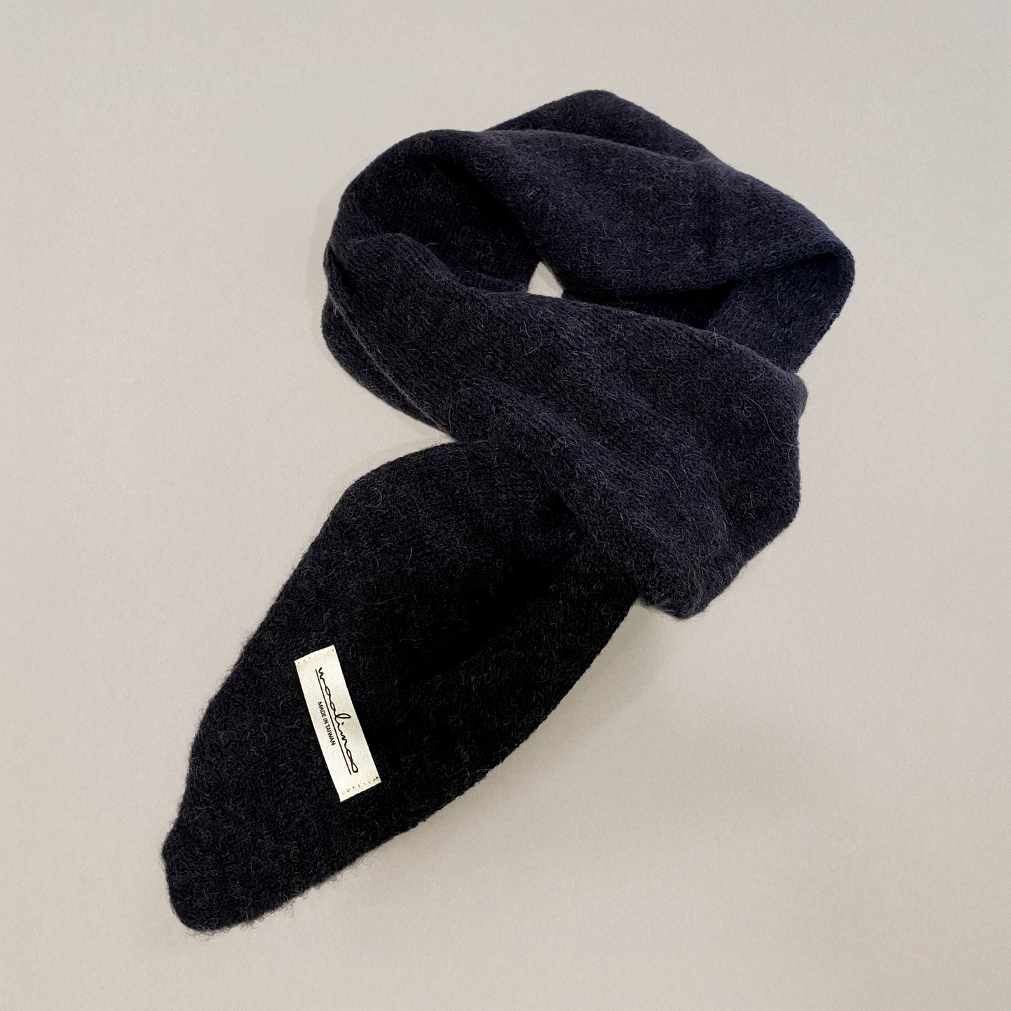 Apricity Alpaca Merino bias neckerchief 斜角小領巾（墨黑）